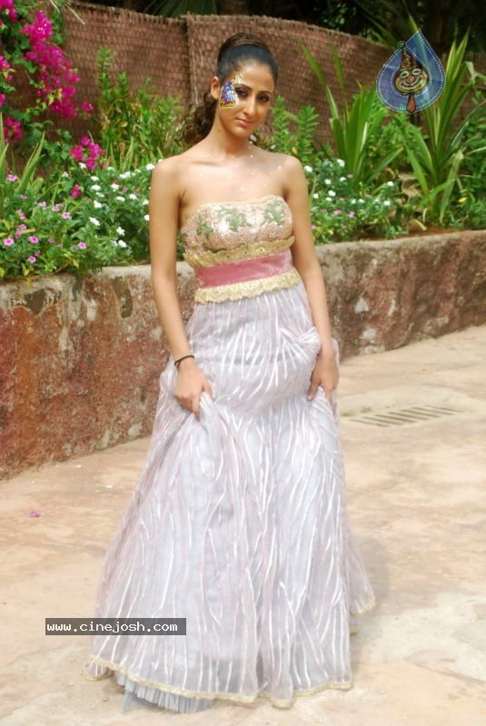 Umair Zafar Collection Photos - 6 / 45 photos