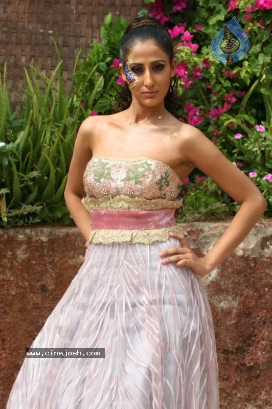 Umair Zafar Collection Photos - 28 / 45 photos