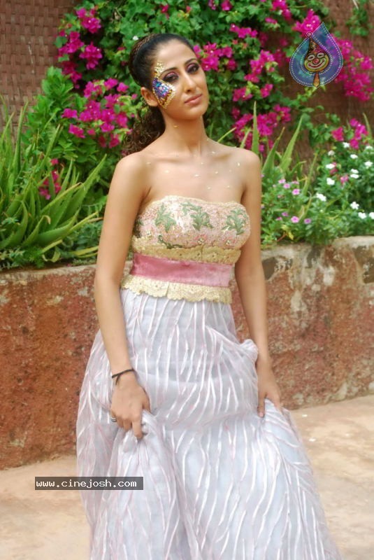 Umair Zafar Collection Photos - 34 / 45 photos