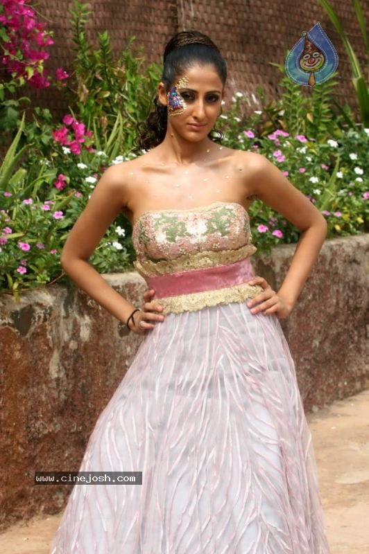 Umair Zafar Collection Photos - 38 / 45 photos