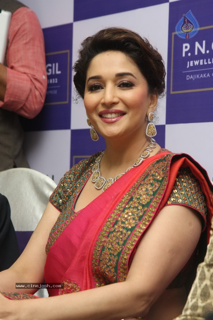 PN Gadgil Jewellers Showroom Launch - 17 / 44 photos