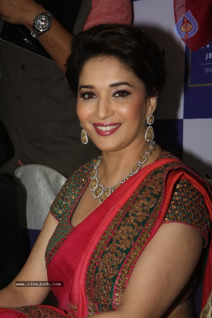 PN Gadgil Jewellers Showroom Launch - 24 / 44 photos