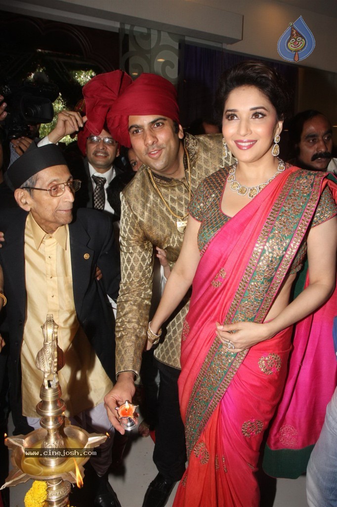 PN Gadgil Jewellers Showroom Launch - 29 / 44 photos