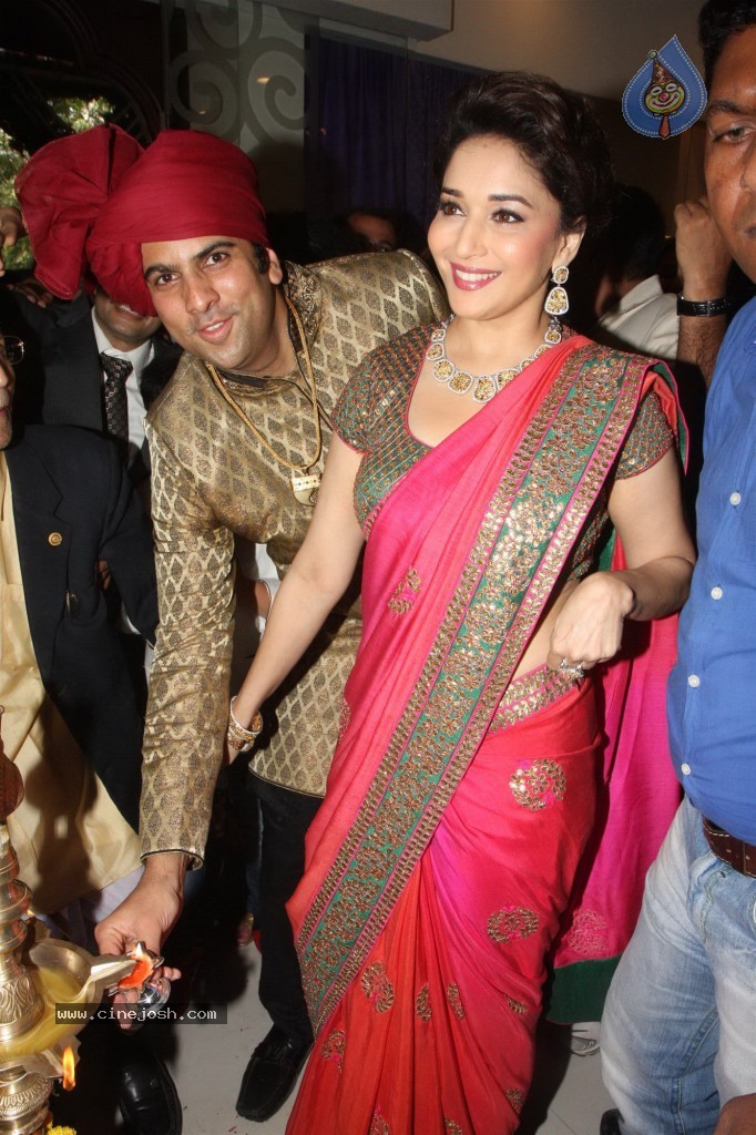 PN Gadgil Jewellers Showroom Launch - 33 / 44 photos