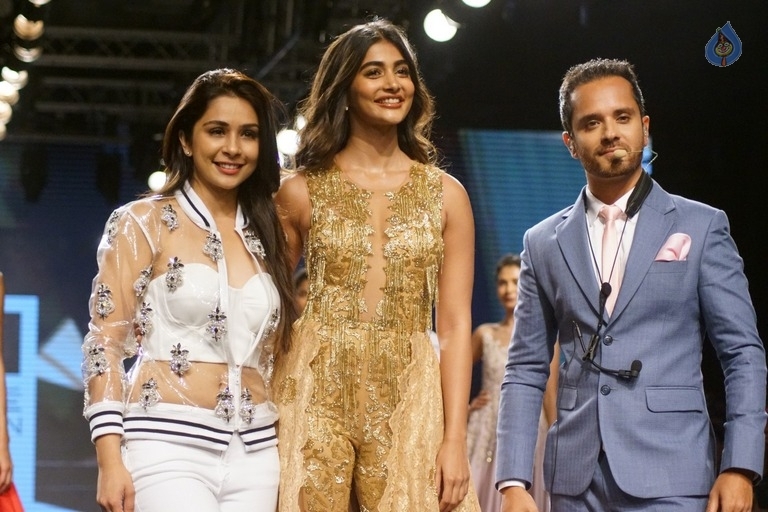 Pooja Hegde at LFW Winter Festive 2017 - 4 / 17 photos