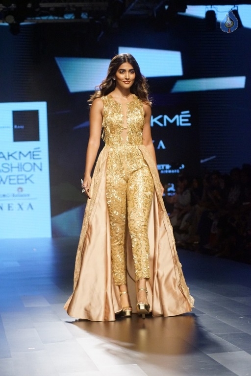 Pooja Hegde at LFW Winter Festive 2017 - 5 / 17 photos