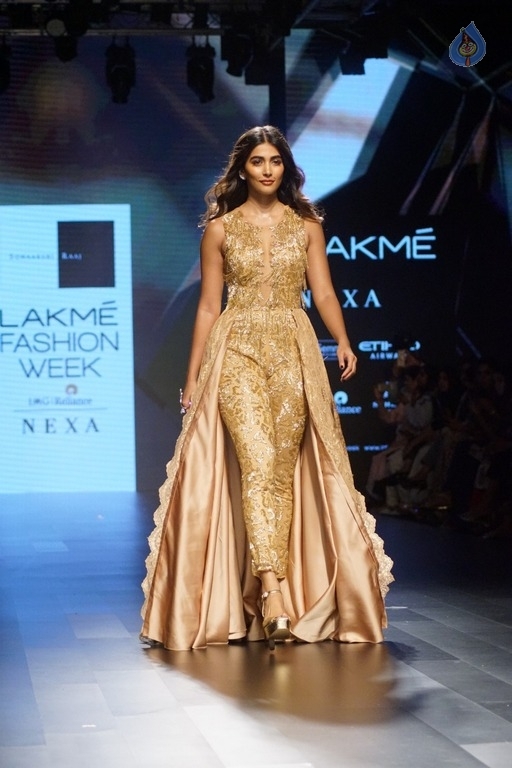 Pooja Hegde at LFW Winter Festive 2017 - 6 / 17 photos