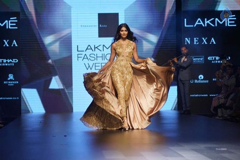 Pooja Hegde at LFW Winter Festive 2017 - 7 / 17 photos