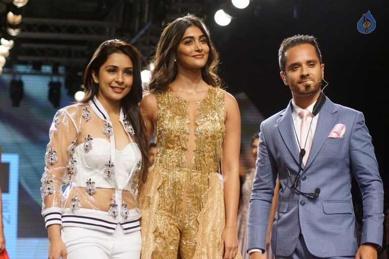 Pooja Hegde at LFW Winter Festive 2017 - 9 / 17 photos