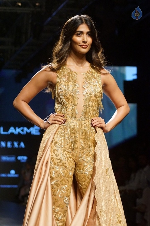 Pooja Hegde at LFW Winter Festive 2017 - 11 / 17 photos