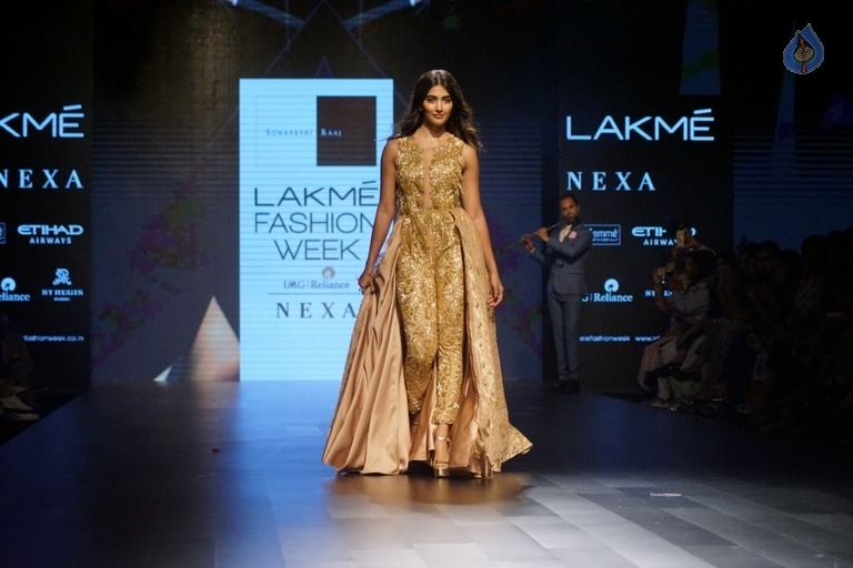 Pooja Hegde at LFW Winter Festive 2017 - 14 / 17 photos