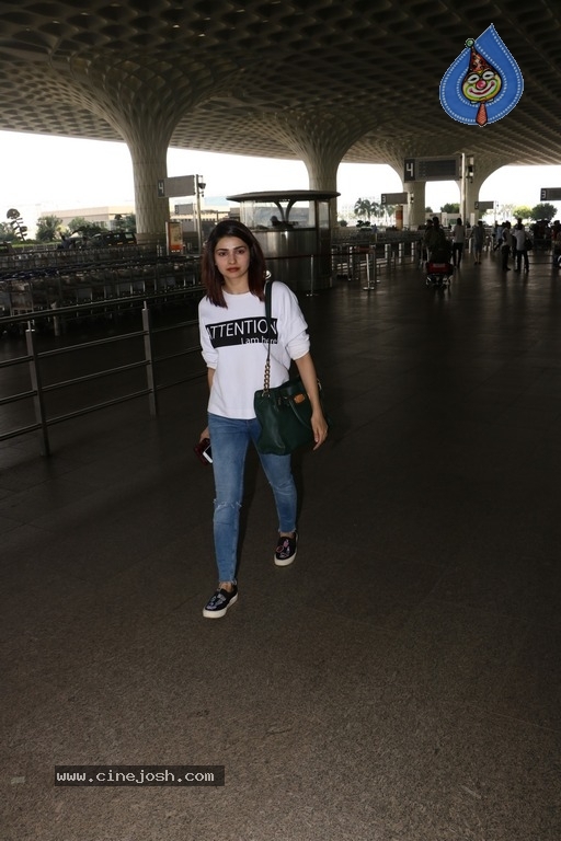 Prachi Desai Spotted At Airport - 1 / 6 photos