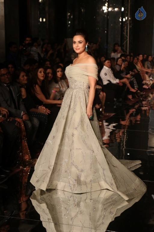 Preity Zinta Walks The Ramp At LFW 2017 - 6 / 15 photos