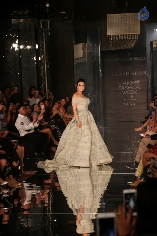 Preity Zinta Walks The Ramp At LFW 2017 - 13 / 15 photos