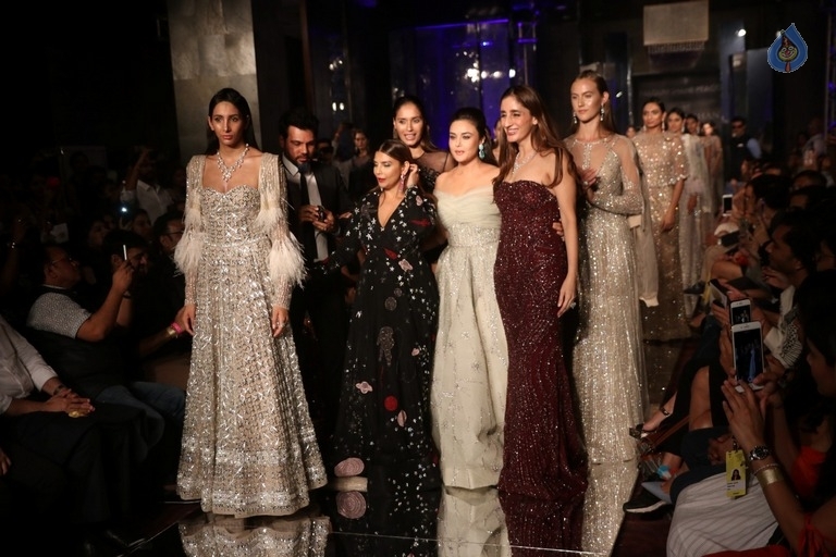 Preity Zinta Walks The Ramp At LFW 2017 - 15 / 15 photos