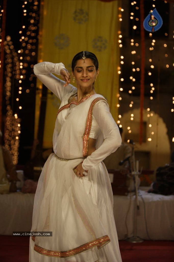 Raanjhanaa Movie Stills - 15 / 30 photos