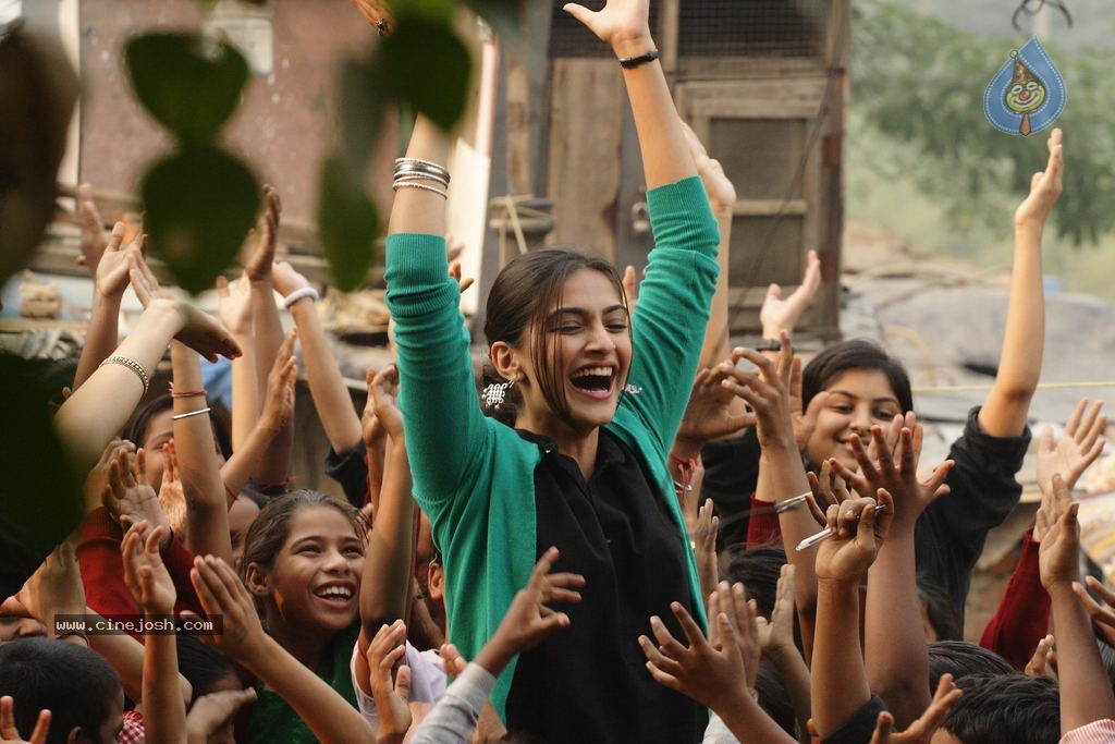 Raanjhanaa Movie Stills - 21 / 30 photos