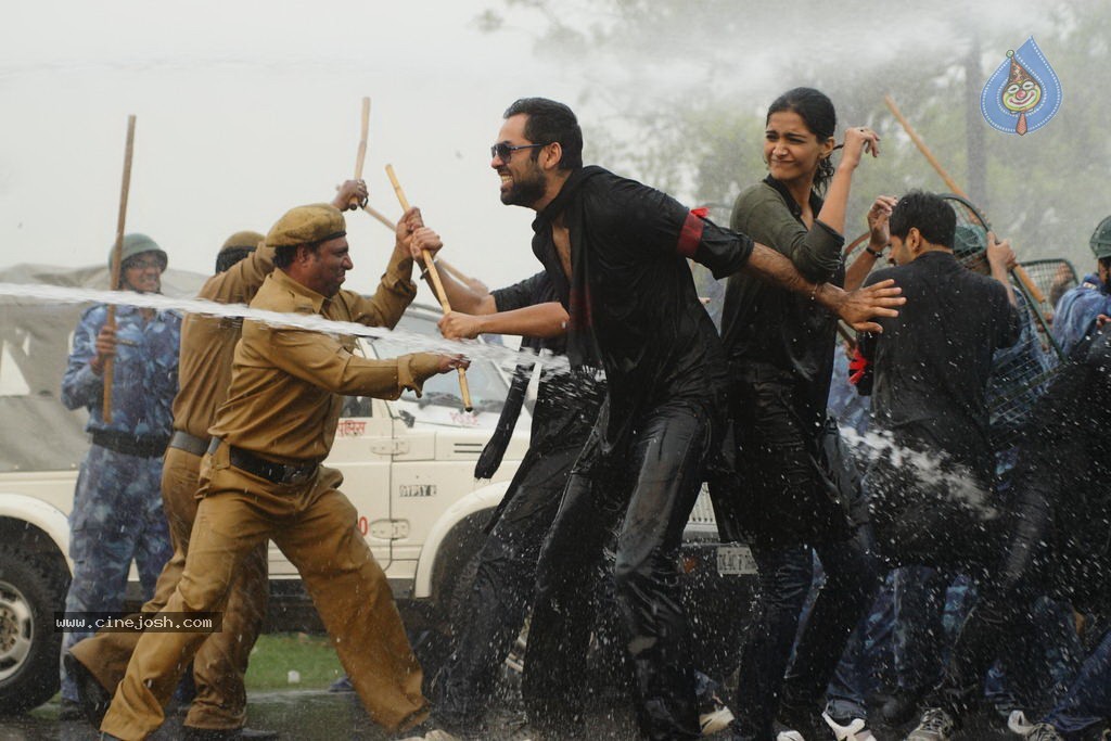 Raanjhanaa Movie Stills - 22 / 30 photos