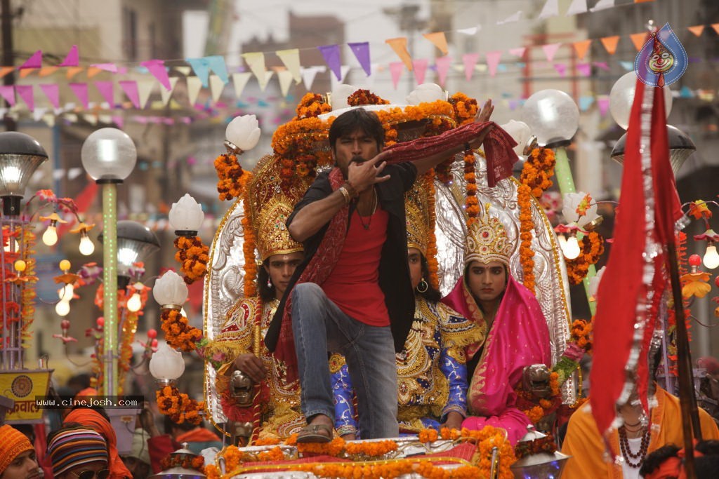 Raanjhanaa Movie Stills - 24 / 30 photos