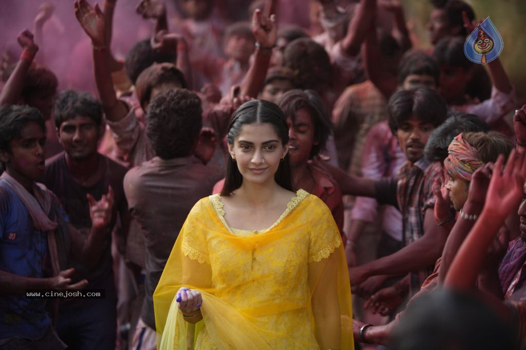 Raanjhanaa Movie Stills - 26 / 30 photos