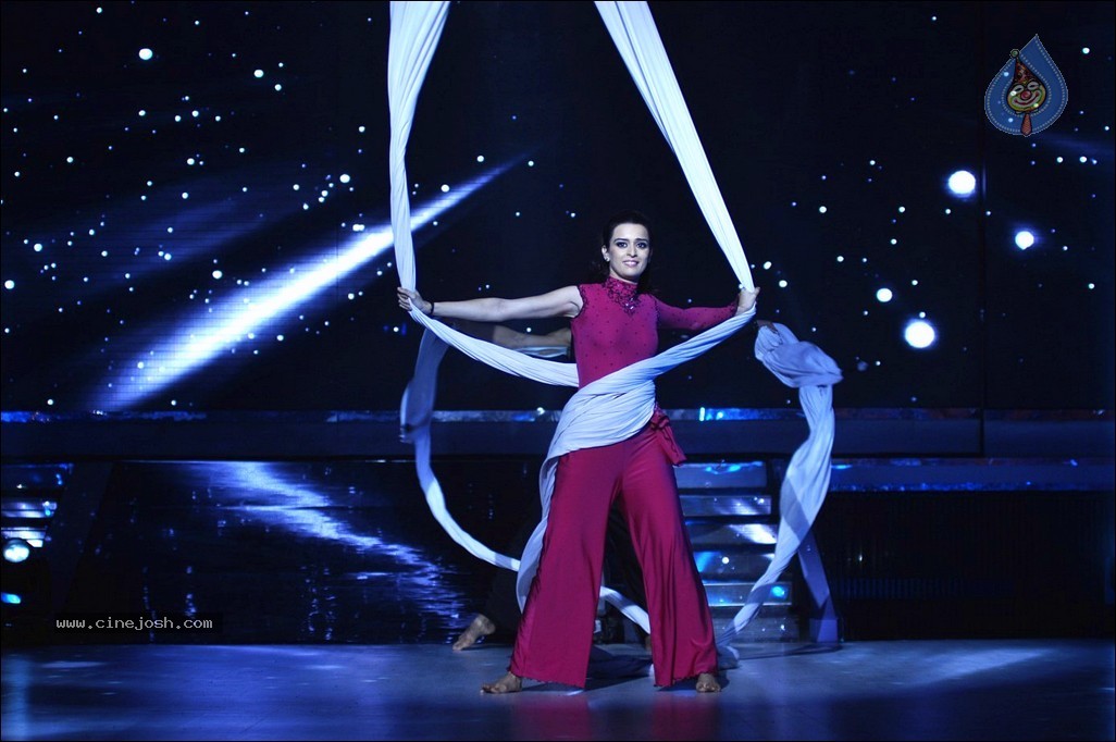 Raanjhanaa Team at Jhalak Dikhhla Jaa Sets - 37 / 43 photos