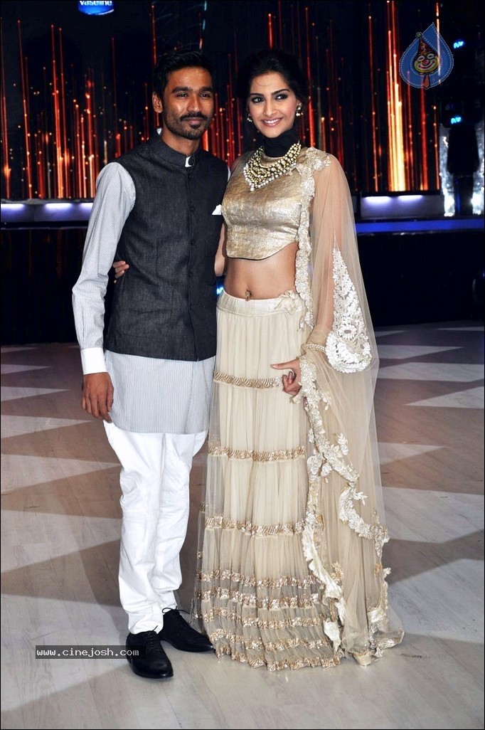 Raanjhanaa Team at Jhalak Dikhhla Jaa Sets - 40 / 43 photos