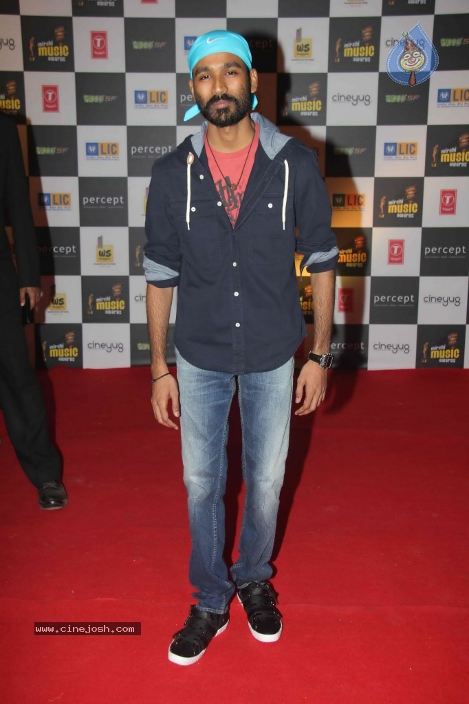 Radio Mirchi Awards 2012 Red Carpet - 22 / 104 photos