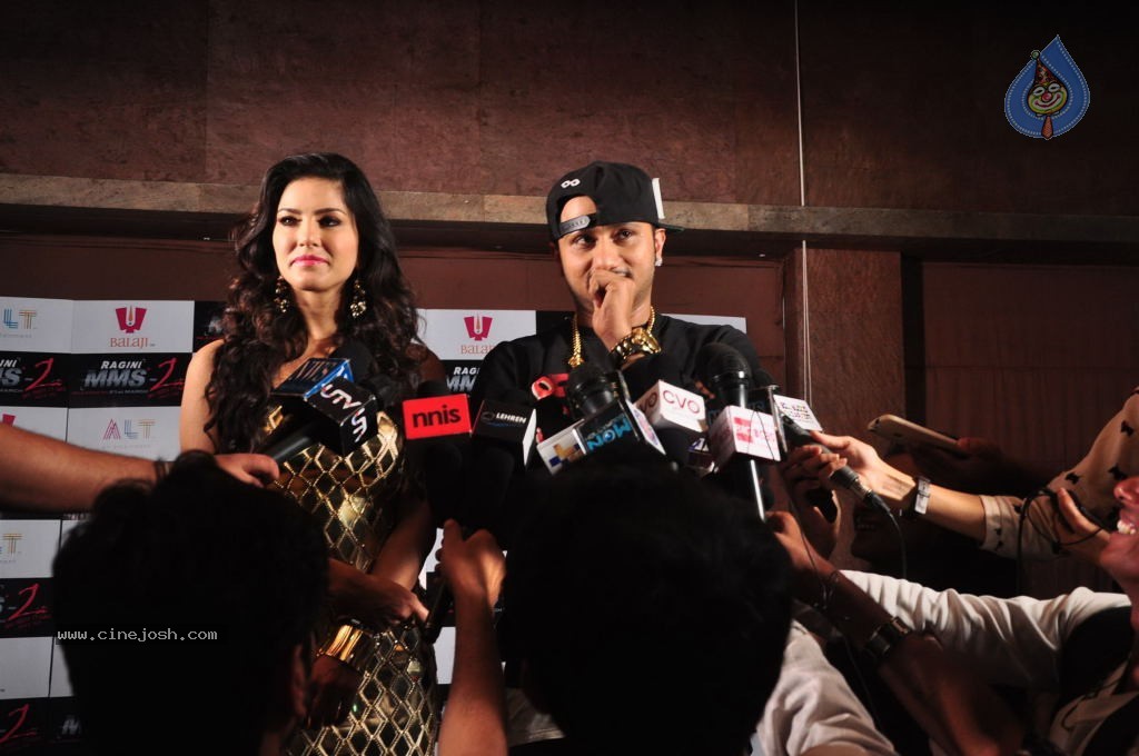 Ragini MMS 2 Song Shoot - 13 / 49 photos