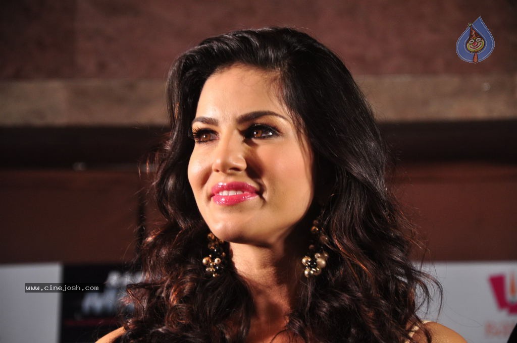 Ragini MMS 2 Song Shoot - 14 / 49 photos