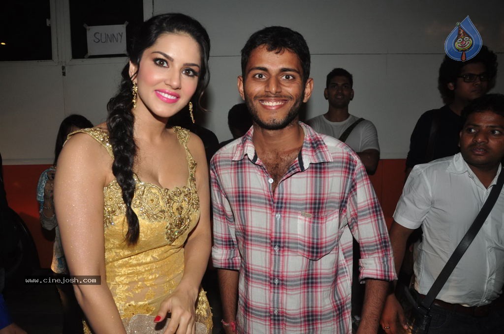 Ragini MMS 2 Song Shoot - 16 / 49 photos