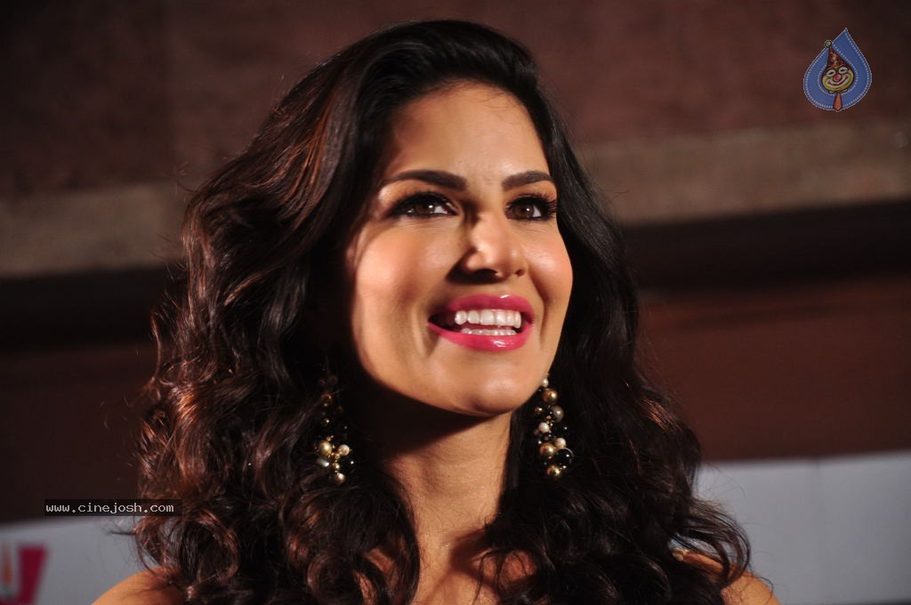 Ragini MMS 2 Song Shoot - 23 / 49 photos