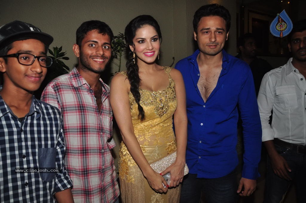 Ragini MMS 2 Song Shoot - 24 / 49 photos