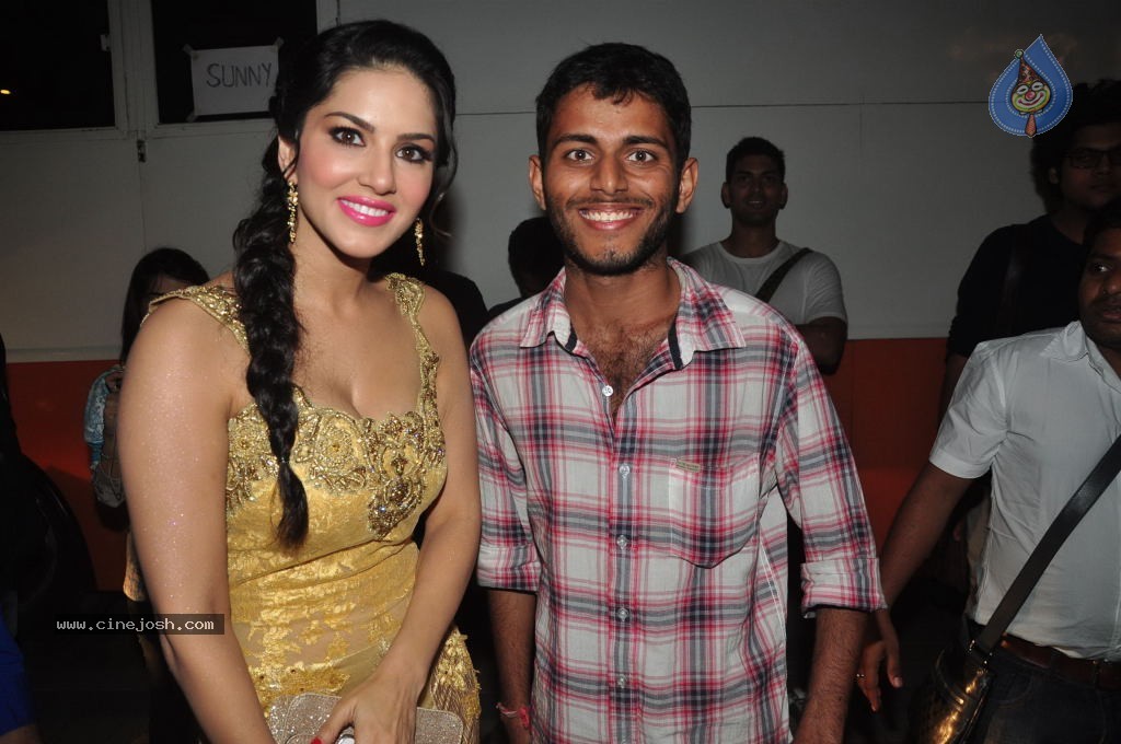 Ragini MMS 2 Song Shoot - 36 / 49 photos