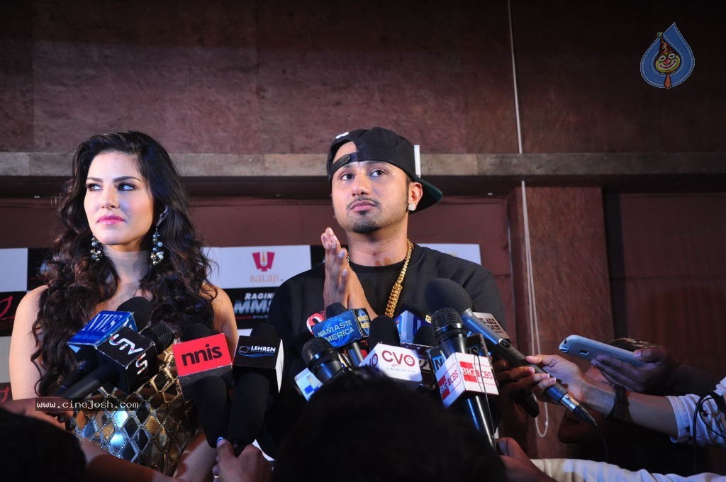 Ragini MMS 2 Song Shoot - 37 / 49 photos