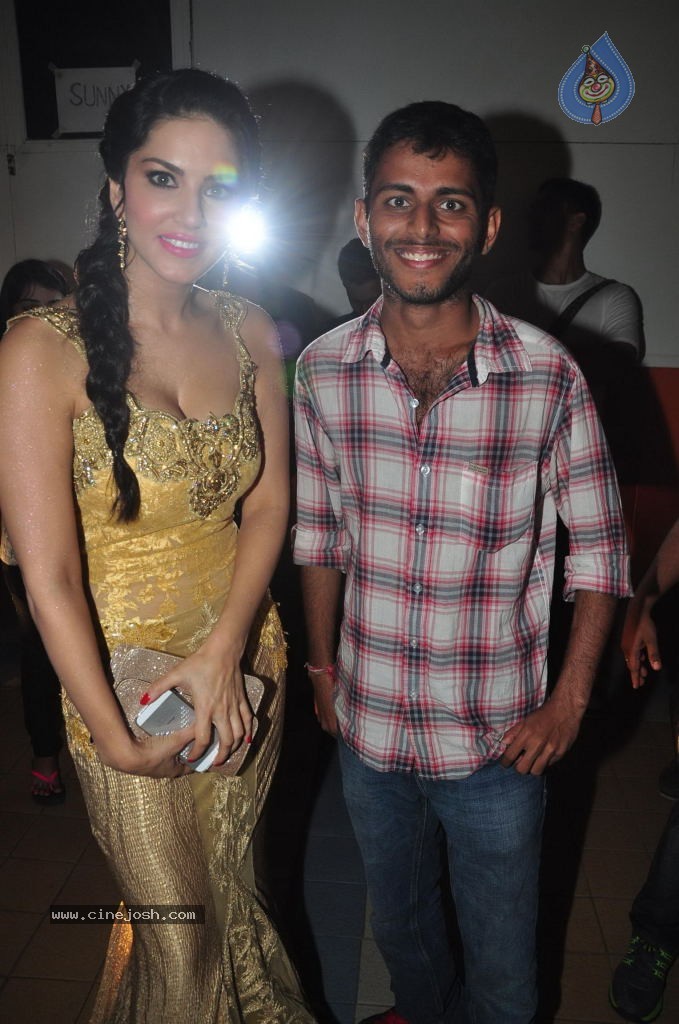 Ragini MMS 2 Song Shoot - 40 / 49 photos
