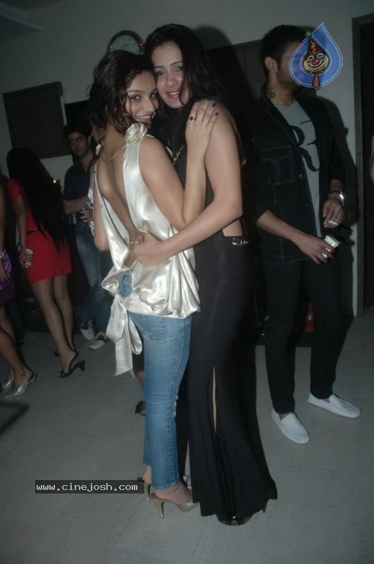 Rahul and Dimpy Mahajan Bday Party - 20 / 42 photos