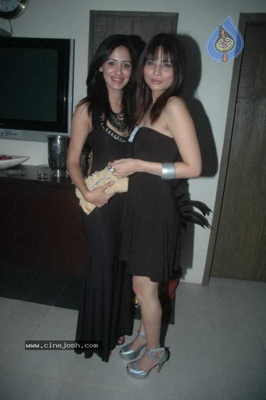 Rahul and Dimpy Mahajan Bday Party - 33 / 42 photos