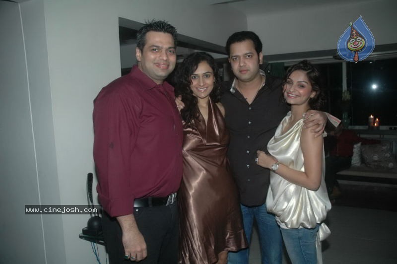 Rahul and Dimpy Mahajan Bday Party - 35 / 42 photos
