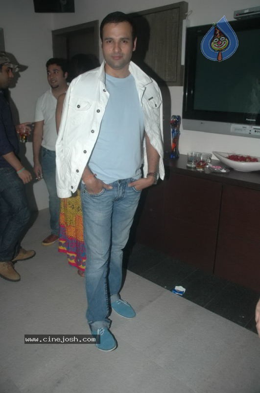 Rahul and Dimpy Mahajan Bday Party - 37 / 42 photos
