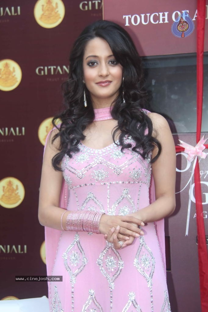 Raima Sen Launches Gitanjali Gold and Diamond ATM - 4 / 29 photos