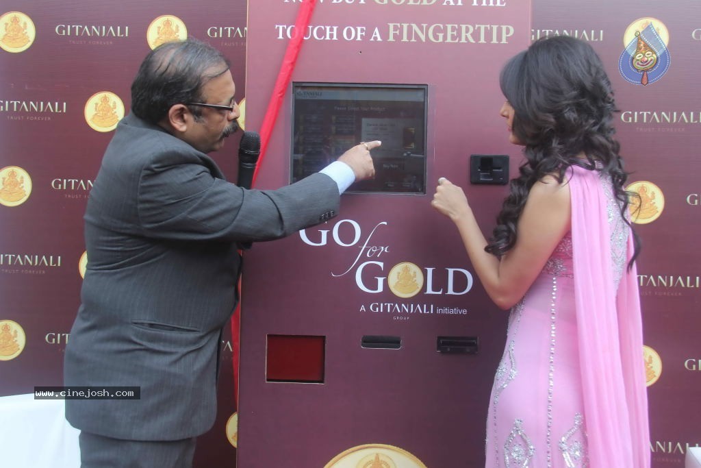 Raima Sen Launches Gitanjali Gold and Diamond ATM - 13 / 29 photos