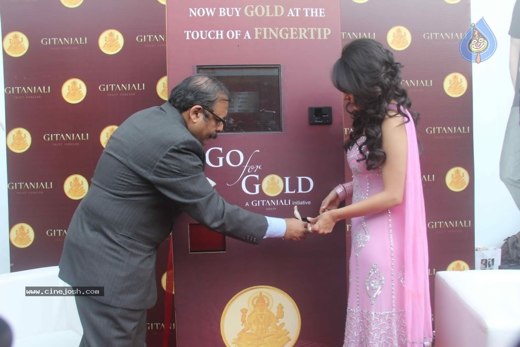 Raima Sen Launches Gitanjali Gold and Diamond ATM - 26 / 29 photos