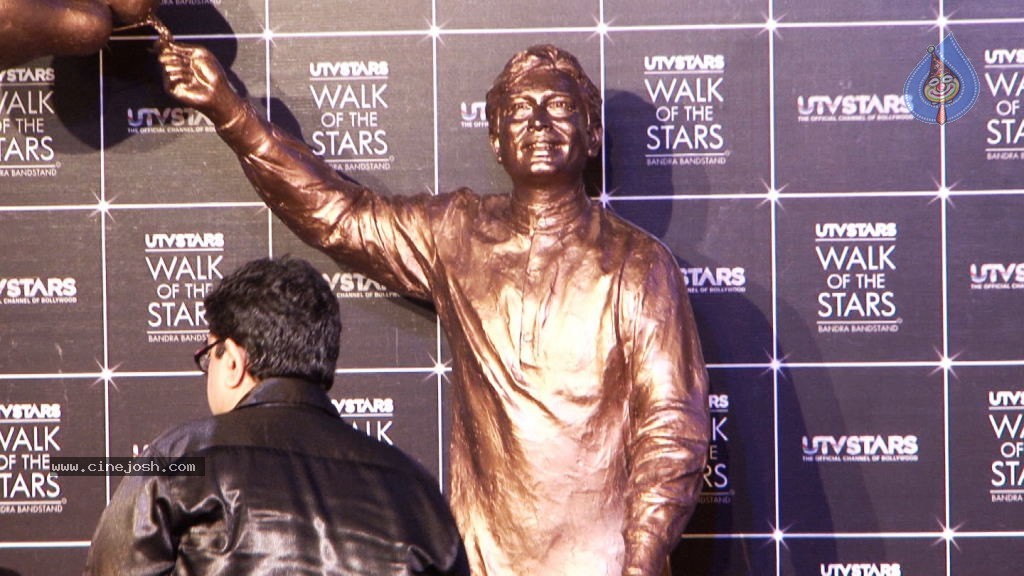 Rajesh Khanna Statue Unveiling Photos - 74 / 127 photos