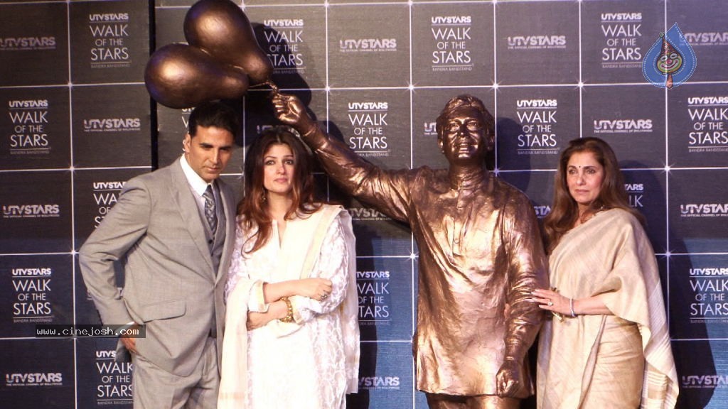 Rajesh Khanna Statue Unveiling Photos - 81 / 127 photos