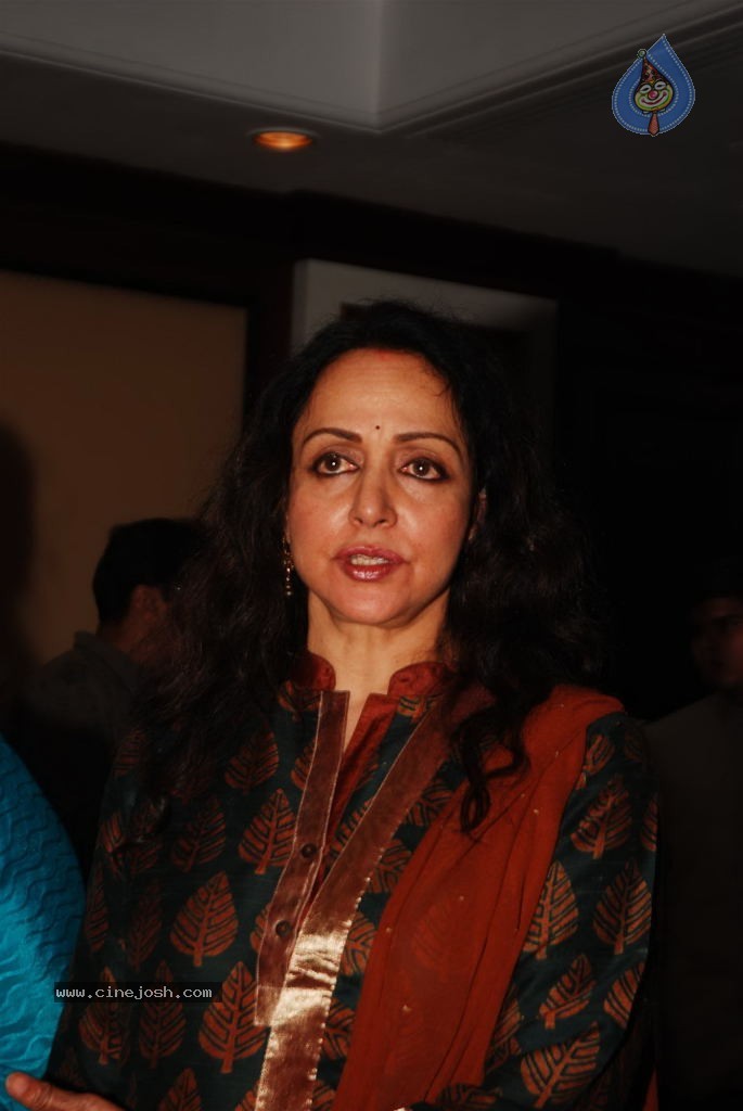 Rajesh Khanna Statue Unveiling Photos - 114 / 127 photos