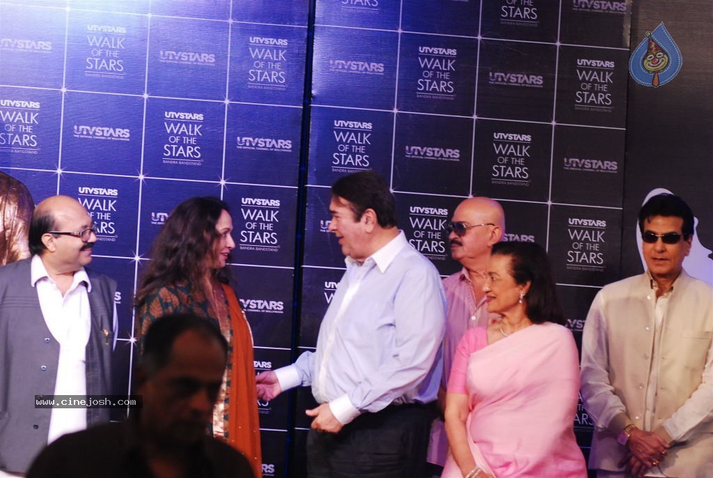 Rajesh Khanna Statue Unveiling Photos - 123 / 127 photos