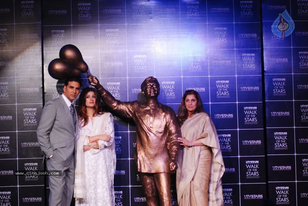 Rajesh Khanna Statue Unveiling Photos - 124 / 127 photos