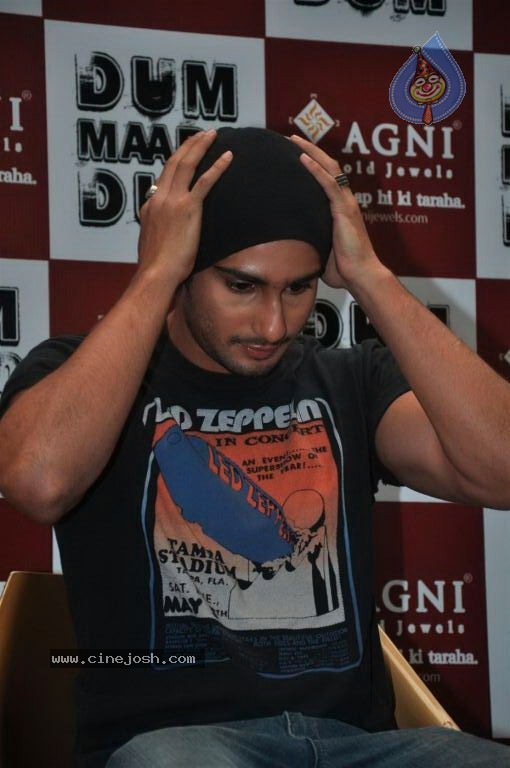 Rana at Dum Maaro Dum Movie Promotion - 9 / 25 photos