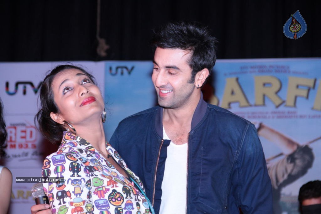 Ranbir n Ileana Promotes BARFI - 29 / 52 photos