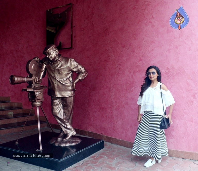 Rani Mukerji Spotted At Yash Raj Studio In Andheri - 1 / 8 photos